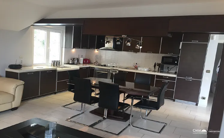 Tivat'ta büyük havuz ve bahçeli nefes kesici villa satılık